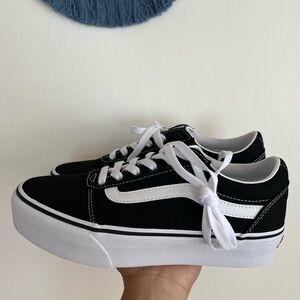 NWT in box Vans Ward Platform Canvas Black and White // size 7.5 women’s